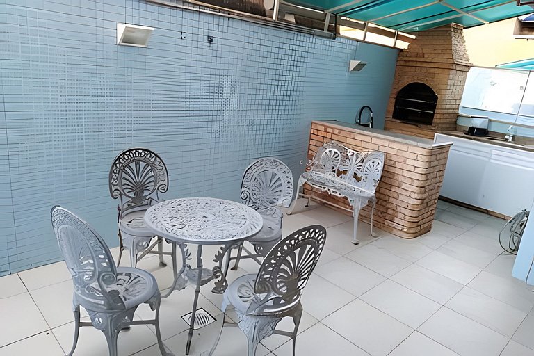 Covered apartment with barbecue gourmet area, ample space.